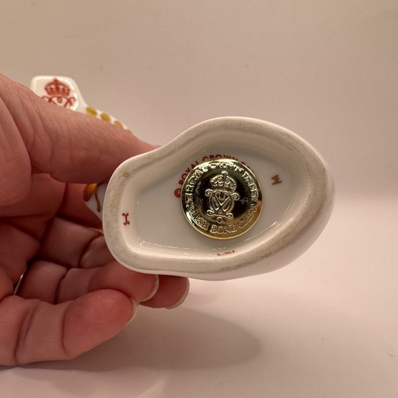 Royal Crown Derby Sitting Piglet Bone China Paperweight Figurine. Various. - Picture 8 of 14